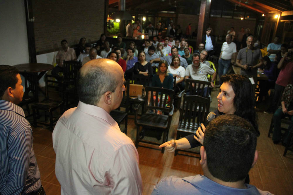 A candidata falou aos presentes sobre suas propostas para para a área do turismo no estado (Foto: Divulgação/ JJ Caju)