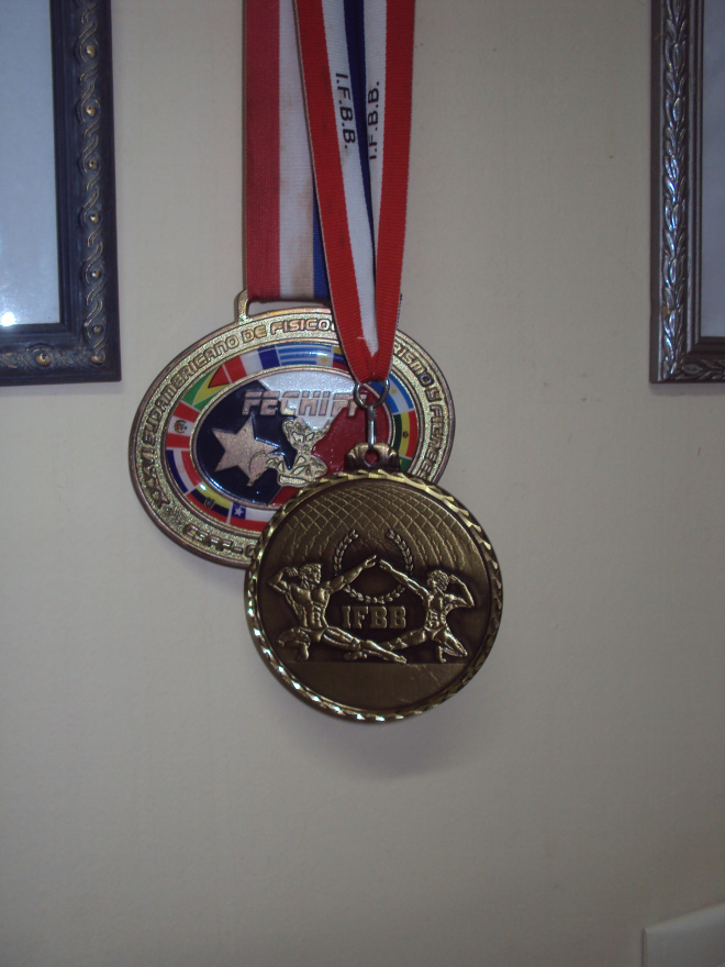 A medalha conquistada no The Arnold Festival Sport ao lado da medalha conquistada no Campeonato Mundial de Fisiculturismo de 2010
Foto: Ana Paula Barbosa