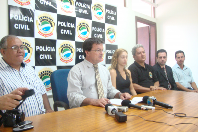 Delegados e peritos durante coletiva realizada na manhã desta quarta-feira. (Foto: Elisângela Ramos) 