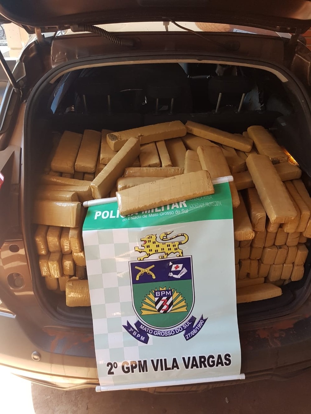 Garoto de 16 anos é flagrado dirigindo carro com 612 kg de maconha em MS Tabletes de maconha apreendidos em carro com adolescentes em MS (Foto: PM/ Divulgação)