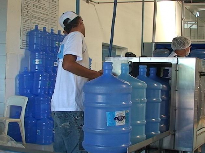 Todo o processo é feito desde o processo de lavagem até a envase do produto. (Foto: César Esquibel)