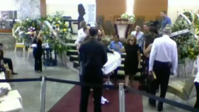 O corpo do pastor que morreu em acidente no sábado a noite chegou para ser velado na igreja Peniel às 11 horas, onde, inicialmente apenas os familiares tiveram acesso, como mostra a imagem reproduzida pelo You Tube (Foto: Reprodução)  