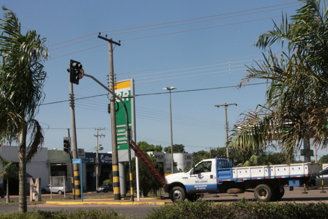 Prefeitura manda reparar defeito em semáforo no cruzamento das avenidas Ranulpho Marques Leal e Capitão Olinto Mancini. (Foto: Ricardo Ojeda)

