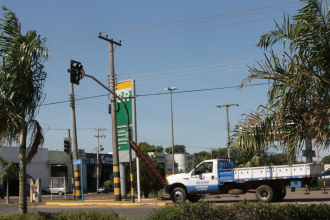 Defeito em semáforo deixa trânsito confuso Prefeitura manda reparar defeito em semáforo no cruzamento das avenidas Ranulpho Marques Leal e Capitão Olinto Mancini. (Foto: Ricardo Ojeda)