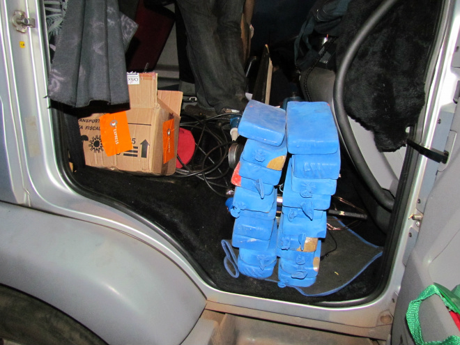Cocaína apreendida na BR-262 estava escondida na cabine de caminhão frigorífico. (Foto: Divulgação)