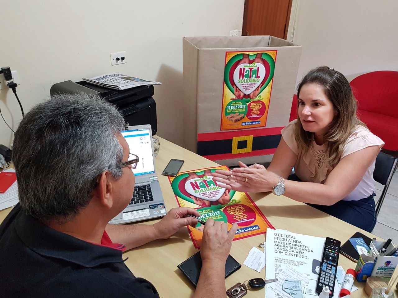 Ricardo Ojeda, diretor do Perfil News, e Vera Helena, Secretária de Assistência Social. (Foto: Lucas Gustavo). 