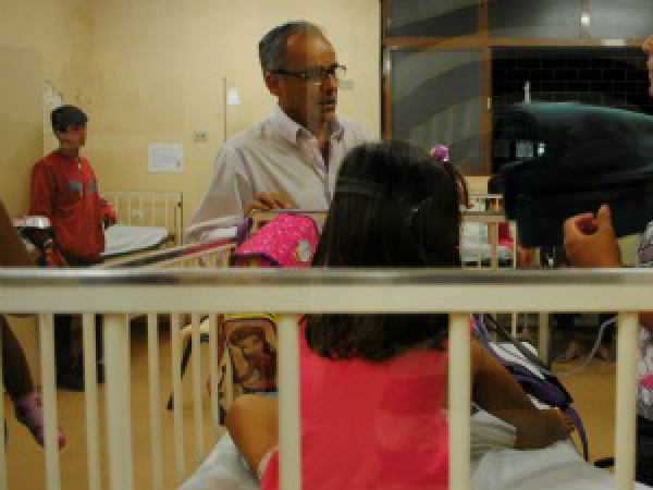 Crianças que tiveram mal-estar em creche seguem internadas Secretário de Saúde, Josué Lopes, foi até hospital verificar condições de atendimento. (Foto: Divulgação/prefeitura)