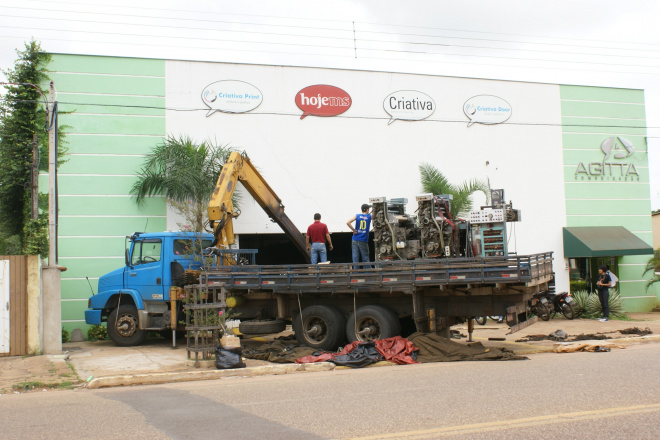 Os maquinários foram descarregados na manhã dessa terça-feira sendo utilizado um caminhão muck (Foto: Gilmar Lisboa)