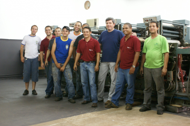 O empresário Wesley Mendonça junto com equipe de funcionários responsável pelo departamento gráfico do grupo Agitta (Foto: Gilmar Lisboa)