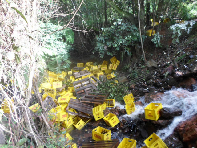 PMA autua empresa por derramamento de cerveja e vidros em córrego As caixas de cerveja ficaram espalhadas pelo córrego, após o acidente. (Foto: Assessoria)