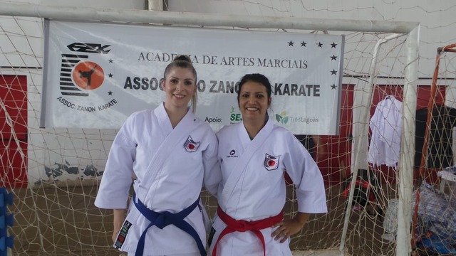 Campeonato de Karatê reúne mais de 700 atletas do Brasil em Três Lagoas Caratecas Lilian Oliveira e Silvana Garcia. (Foto: Márcia Héllen/Perfil News)
