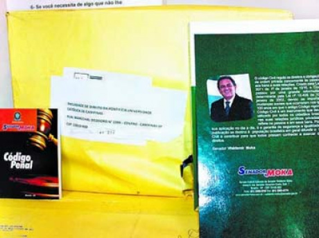 Moka é acusado de autopromoção ao doar livros com sua foto Contracapa do Código Civil e a propaganda do senador. (Foto: Reprodução)