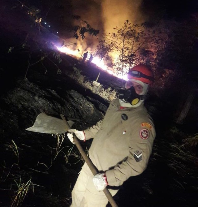 Bombeiros trabalham em incêndio que queimou cinco hectares de cerrado em Água Clara. Foto: Divulgação 5º GBM