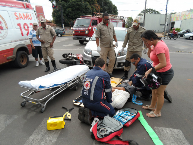 A vítima foi socorrida pela equipe do SAMU com apoio dos bombeiros (Foto: Nelson Roberto)
