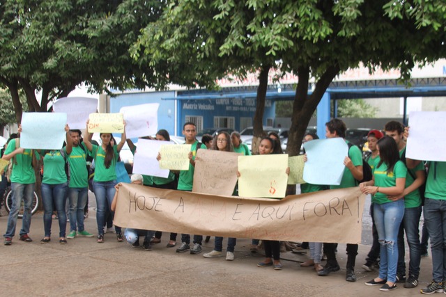Diretora adjunta do Afonso fala sobre a possível implantação da escola integral Alunos organizaram um protesto contra a implementação do ensino integral na última sexta-feira (2). (Foto Flávio Veras / Perfil News)