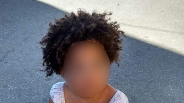 Professora pede que mãe prenda o cabelo da filha para ela ser aceita pelos colegas Professora pediu que a mãe de Gabriela mudasse seu cabelo Foto: Twitter/Reprodução