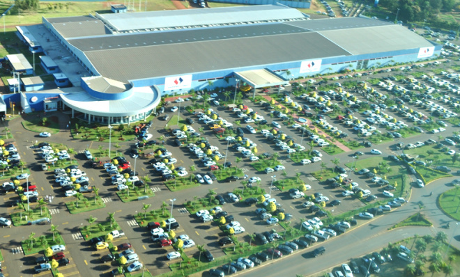 Shopping China tem grande estrutura e estacionamento para milhares de veículos