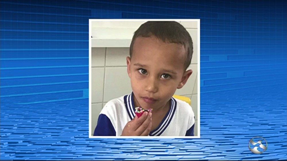 Pai suspeito de assassinar o filho de 4 anos por estrangulamento é preso e diz que 'vozes mandaram matar a criança' Pai suspeito de assassinar o filho de 4 anos por estrangulamento é preso e diz que 'vozes mandaram matar a criança'