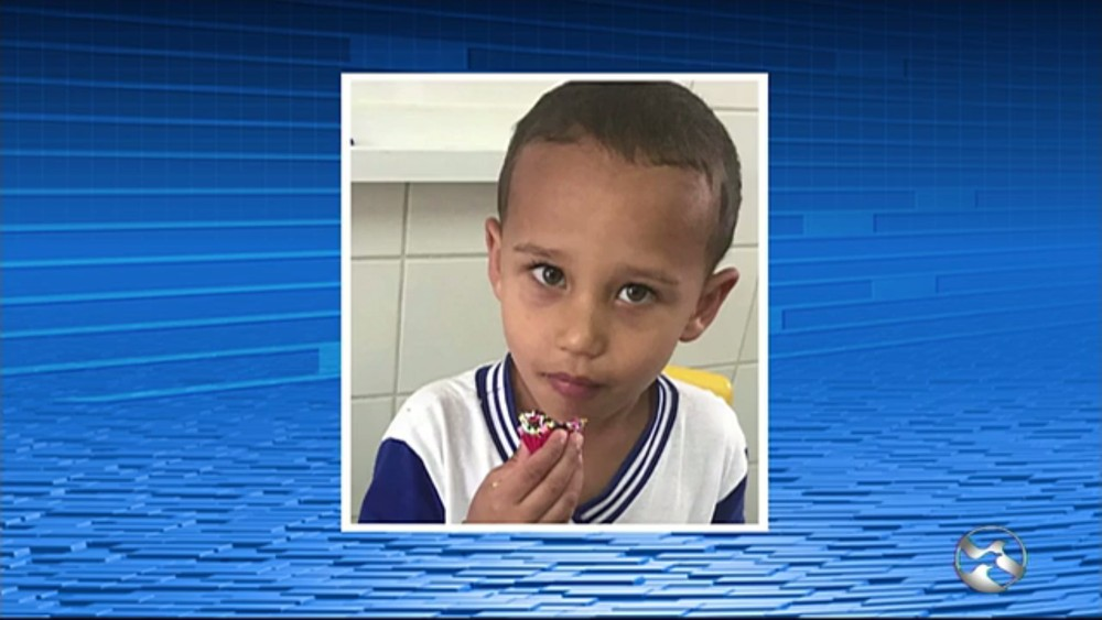 Pai suspeito de assassinar o filho de 4 anos por estrangulamento é preso e diz que 'vozes mandaram matar a criança'