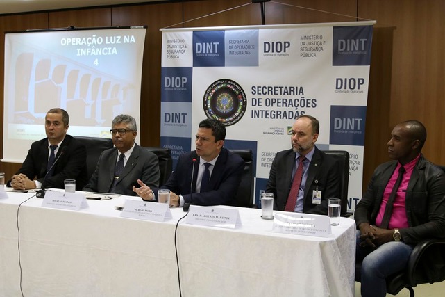 Mais de 100 suspeitos de divulgar pornografia infantil foram presos O ministro da Justiça e Segurança Pública, Sergio Moro, fala sobre a Operação Luz da Infância 4, que cumpre mandados de busca e apreensão contra acusados de crimes de abuso e exploração sexual de crianças e adolescentes na internet. - Marcello Casal jr/Agência Brasil