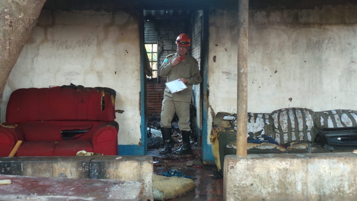 Casa fica destruída ao pegar fogo em Três Lagoas Casa fica destruída ao pegar fogo em Três Lagoas. (Fotos: Márcia Héllen/Perfil News)