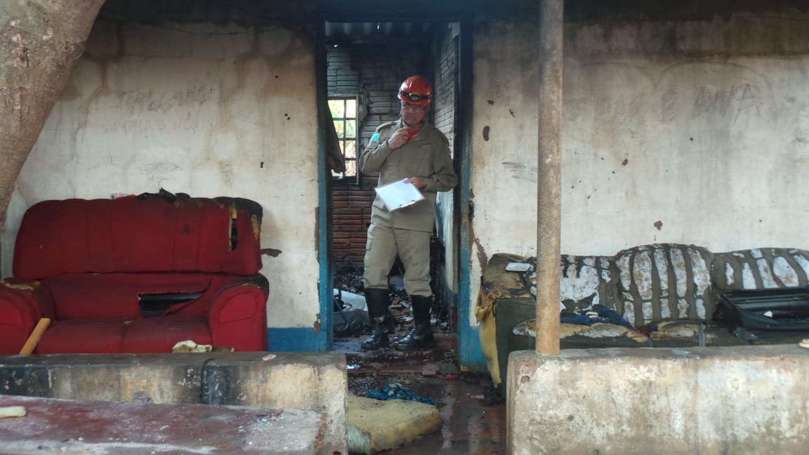 Casa fica destruída ao pegar fogo em Três Lagoas. (Fotos: Márcia Héllen/Perfil News)