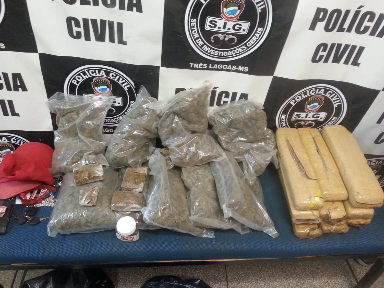 Em Três Lagoas, polícia prende trio com maconha em loja de construção Em Três Lagoas, polícia prende trio com maconha em loja de construção