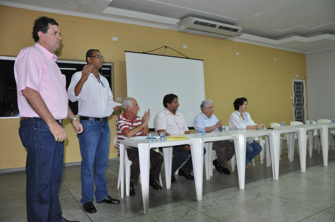 Eduardo Rocha reassume comando do PMDB de Três Lagoas Eduardo Rocha é saudado pelos correligionários