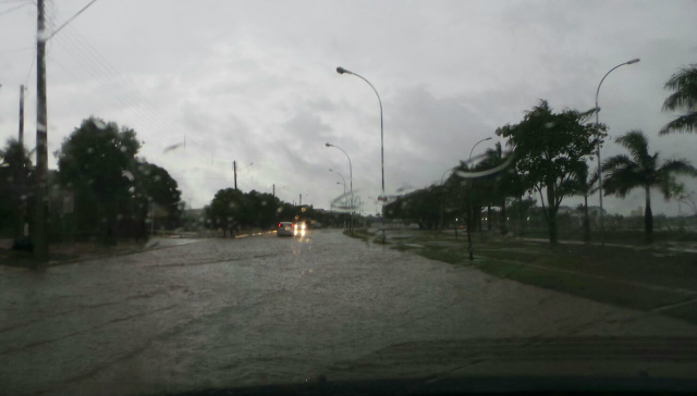 A Avenida Aldair Rosa de Oliveira (circular da Lagoa), ficou completamente alagada na tarde desta terça-feira (08). (Foto: Ricardo Ojeda)
