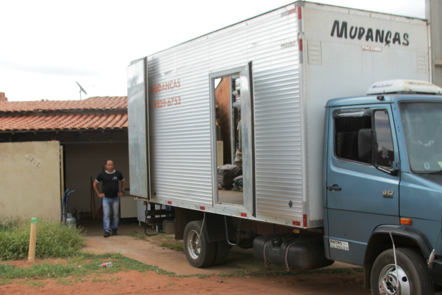 Equipe de  mudança preparando para transportar mais uma família que parte da cidade com destino a Ilha Solteira, (SP) onde conseguiu emprego com salário acima dos praticados em Três Lagoas (Foto: Ricardo Ojeda)