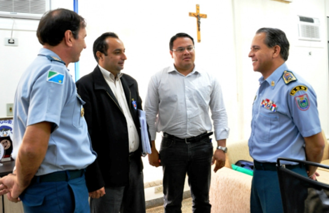 Clima de cordialidade marca 1ª reunião de dirigentes dos cabos, soldados, graduados e oficiais da PM com o comandante-geral.