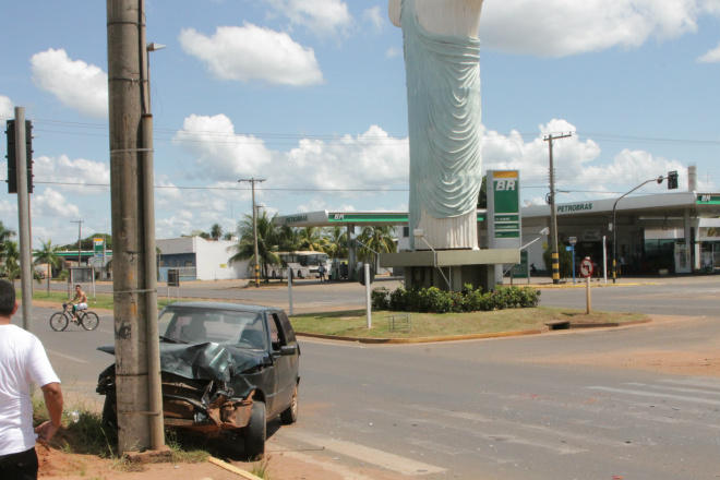 Após bater em rodas de carreta, Fiat achata a frente em poste de energia. (Foto: Ricardo Ojeda)