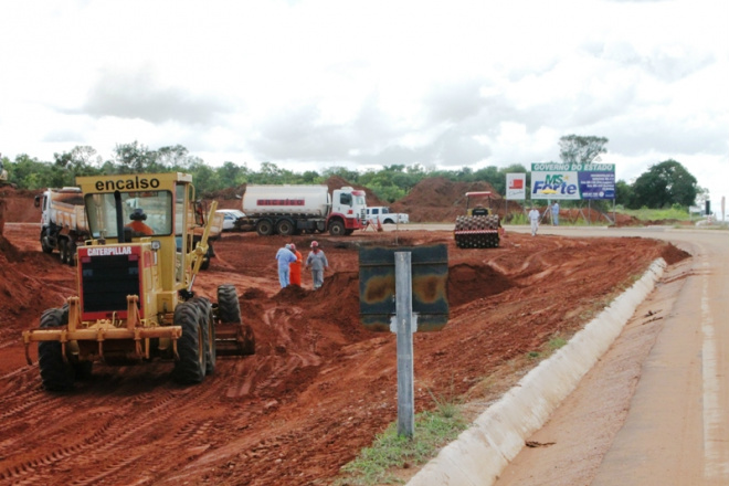 Máquinas movimentam aterro onde será construída a rotatória da MS-112. (Fotos: Ricardo Ojeda)