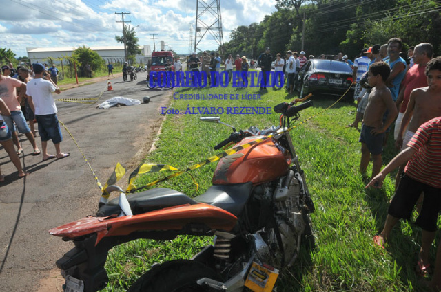 Moto e Civic envolveram-se em acidente na Avenida Guaicurus
 (Foto: Álvaro Rezende/Correio do Estado)