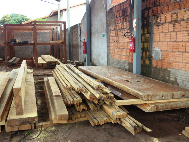 Polícia Ambiental autua madeireira de Três Lagoas por armazenar madeira ilegal