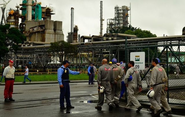 Preço da gasolina nas refinarias da Petrobras sobe 1,02% A partir de amanhã, litro da gasolina custará R$ 2,2294 nas refinarias, dois centavos a mais do que os R$ 2,2069 cobrados desde 5 de setembro (Arquivo/Rovena Rosa/Agência Brasil)