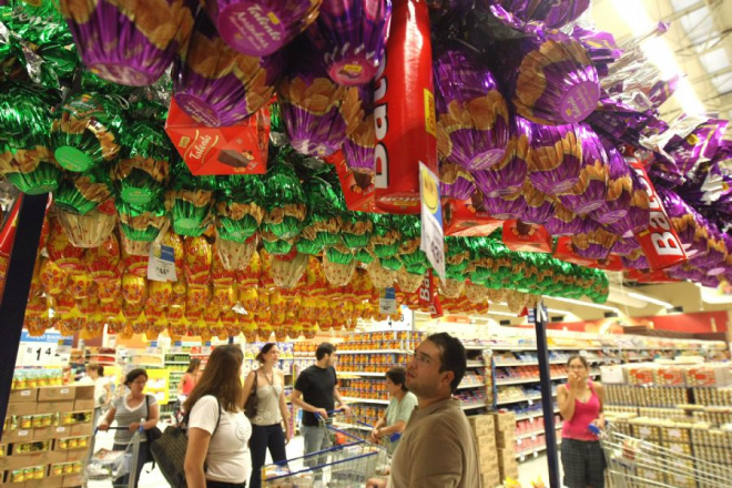 Páscoa deve movimentar mais de R$ 90 milhões no Estado Produtos da Páscoa já estão nos supermercados. A pesquisa é a melhor saída para conseguir bons preços.