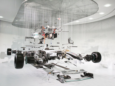 Veículo da Mercedes exposto e suas 3.200 peças