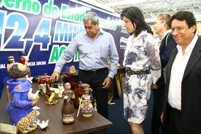 Livro reúne trabalhos de artesãos e difunde a arte sul-mato-grossense André e a vice-governadora Simone Tebet, ao lado do presidente da Fundação de Cultura, Américo Calheiros, observam artesanato. (Foto: Edemir Rodrigues)