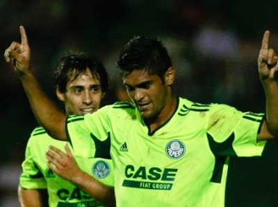 Atacante Luan marcou dois gols e liderou vitória da equipe palmeirense