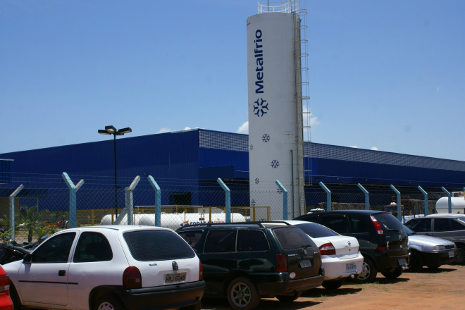Operários da Metalfrio paralisam por condições de trabalho Unidade da Metalfrio em Três Lagoas no Distrito Industrial: operários querem melhores condições de trabalho.