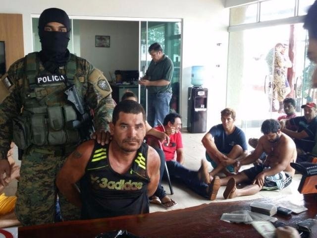 Após intenso tiroteio, brasileiros do PCC são presos na fronteira com MS Policial paraguaio faz pose para foto ao lado de bandidos brasileiros presos após troca de tiros (Foto: Divulgação/Senad)