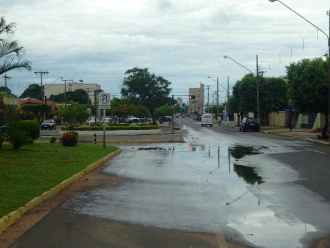 Frente fria chega ao Estado e traz chuva a Três Lagoas Avenida Capitão Olinto Mancini após cruzamento com a rua Duque de Caxias nesta terça-feira de manhã.