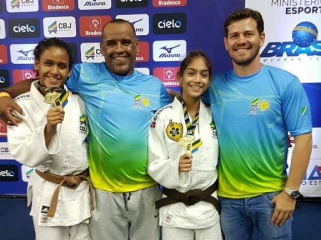 Aléxia Vitória e Letícia Menino com seus treinadores, Alessandro Nascimento e Igor Rocha, respectivamente (Foto: Arquivo pessoal)