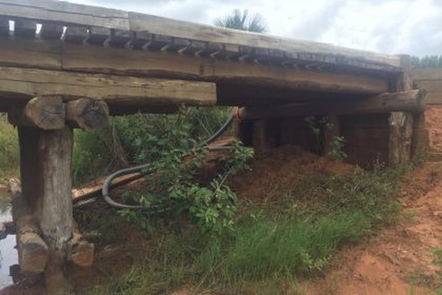 Prefeitura de Três Lagoas realiza reforma em ponte de estrada que é rota de ônibus escolar