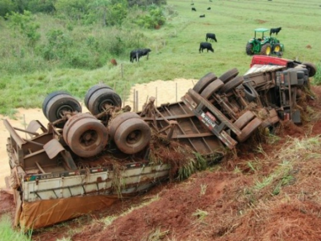 Carreta bitrem cai em barranco em Batayporã Carreta vinha de Dourados e iria até Maringá, no Paraná
Foto: Acácio Gomes/Nova News