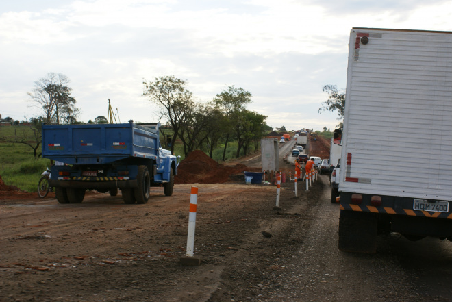 Rodovia BR 267 entre Bataguassu e Presidente Epitácio foi duplicada há pouco tempo, mas existem trechos da via que já necessitam de reparos( Arquivo/Ricardo Ojeda) 