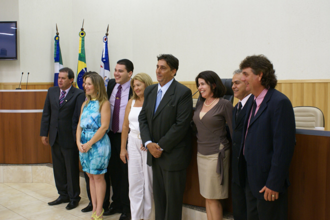 Márcia e o deputado estadual Eduardo Rocha com os vereadores que prestigiaram a Sessão Solene (Foto: Ricardo Ojeda)