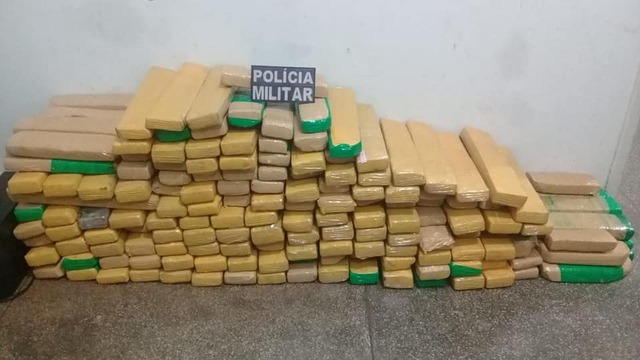 Polícia Militar apreende 185 kg de maconha em Paranaíba Carga estava em um Fiat Punto. Foto: Divulgação.