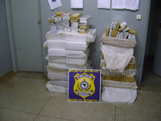 Apreendidos mais de 440 kg de maconha em Água Clara A droga seria levada até a cidade de Goiânia/Go.
Foto: PRF